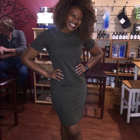 A dress - Picture 4 of 4